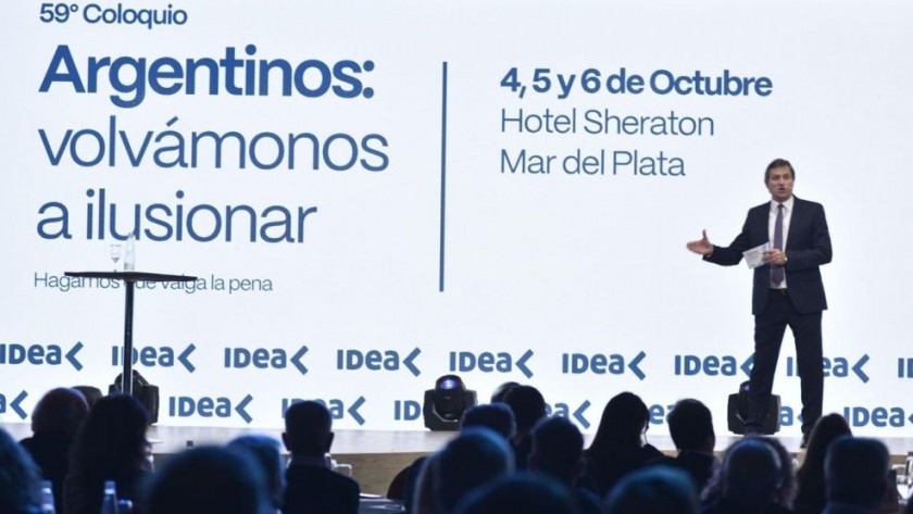 Con cuestionamientos a la política por