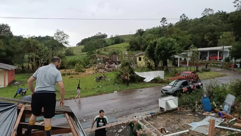 Dos tornados dejaron severos destrozos en Misiones y el sur de Brasil
