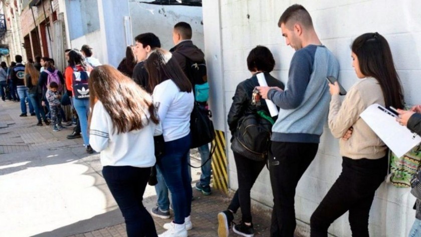 El desempleo mostró una leve baja al 7,8% en el primer trimestre