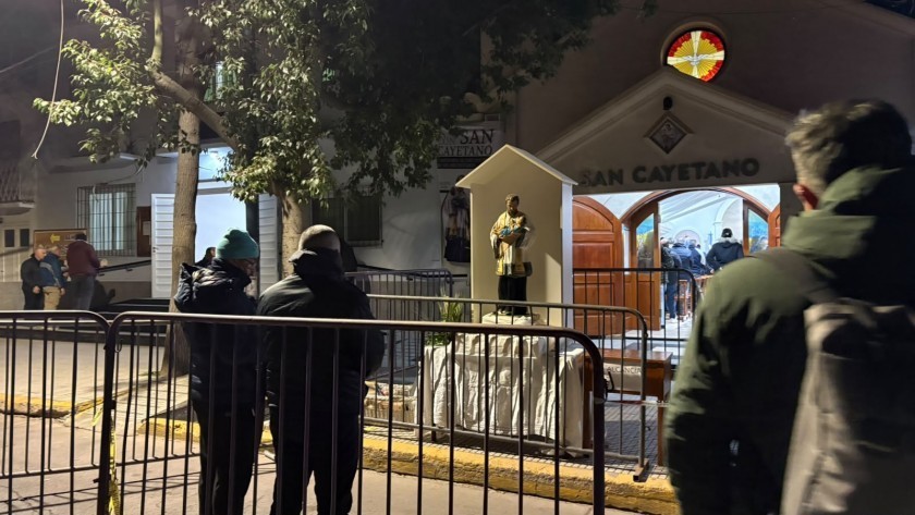 San Cayetano: miles de fieles llegan a Liniers y marchan hacia Plaza de Mayo